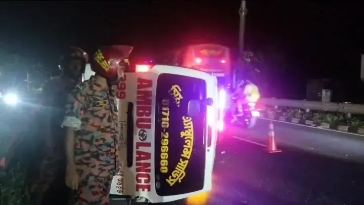 ঢাকা-মাওয়া এক্সপ্রেসওয়েতে অ্যাম্বুলেন্স উল্টে রোগীসহ আহত ৫ - Chief TV