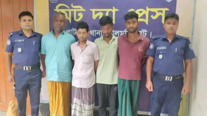 পৃথক অভিযানে মাদকসহ ৪ কারবারি গ্রেপ্তার - Chief TV