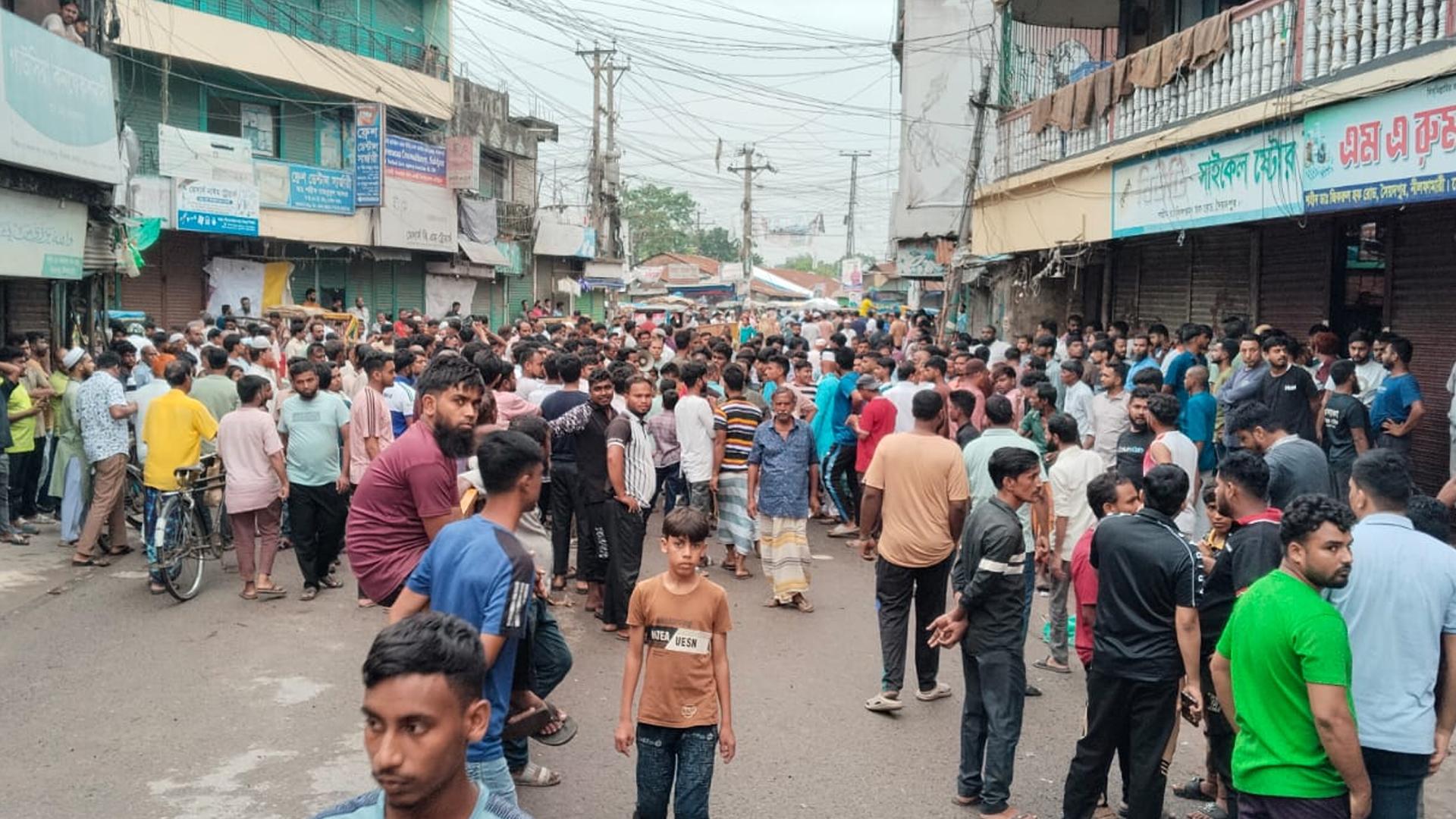 অবৈধ দোকান উচ্ছেদ অভিযানের জেরে সৈয়দপুরে সড়ক অবরোধ - Chief TV