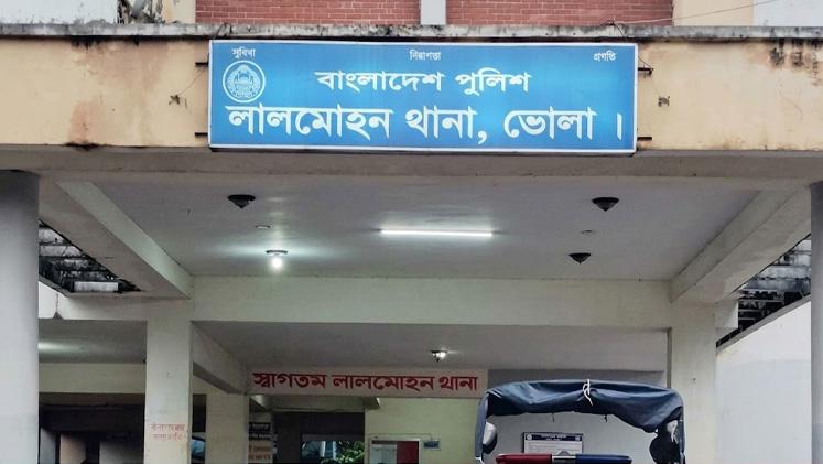 কলেজছাত্রকে হত্যার পর ছুরিসহ থানায় হাজির স্কুলছাত্র - Chief TV