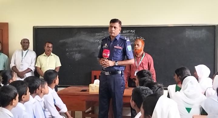 মাদক-বাল্যবিবাহ রোধে ওসির সচেতনতামূলক উদ্যোগ - Chief TV