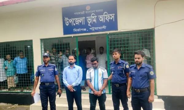 ভূমি অফিসে অভিযান, আর্জেন্টিনার জার্সি পরা দালালের ৩০ দিনের কারাদণ্ড - Chief TV