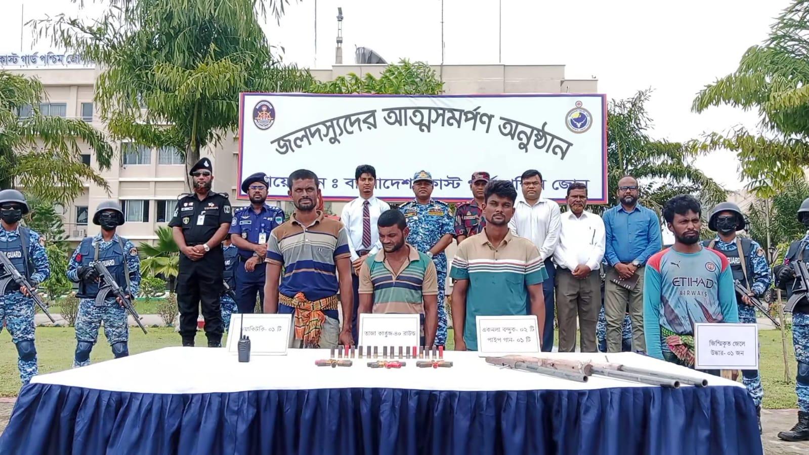 কোস্ট গার্ডের চাপে আত্মসমর্পণ বড় জাহাঙ্গীর বাহিনীর ৩ সদস্যের - Chief TV