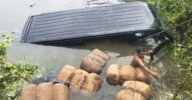 পুলিশের ধাওয়া খেয়ে পুকুরে গাঁজাবাহী মাইক্রোবাস  -  Chief TV