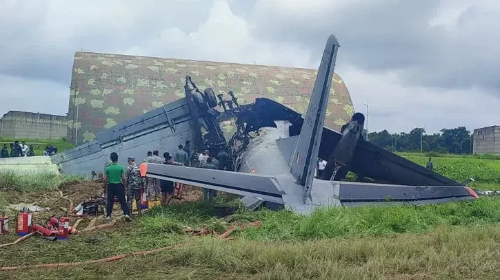 অবতরণের ঠিক আগমুহূর্তে ভারতীয় বিমানবাহিনীর বিমান বিধ্বস্ত - Chief TV