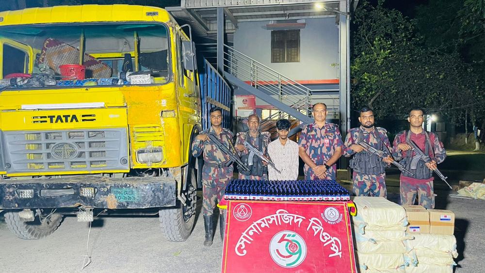 চাঁপাইনবাবগঞ্জে বিজিবির অভিযানে ২,০৮৫ বোতল সিরাপ ও ইয়াবাসহ আটক ২, ট্রাক জব্দ