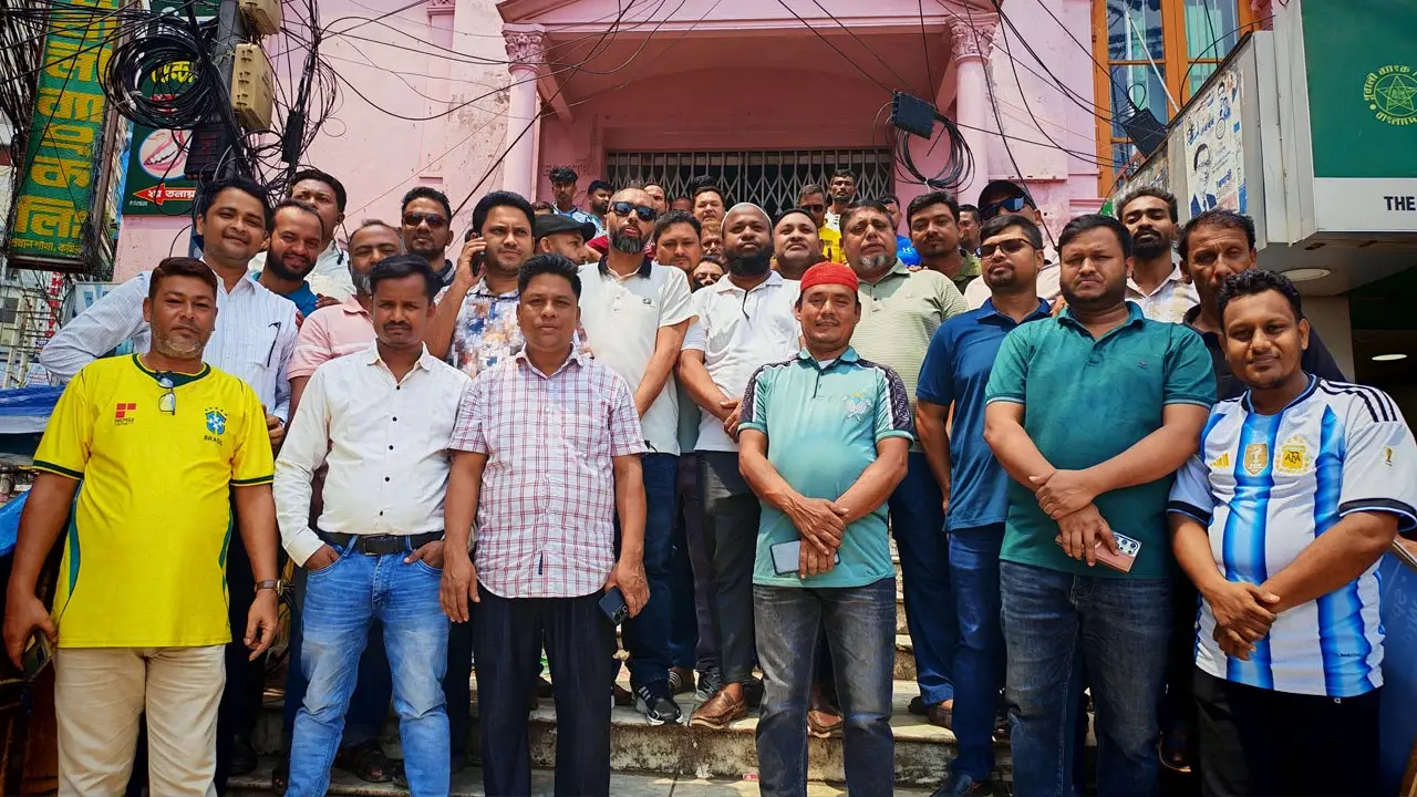 কুমিল্লায় আ. লীগ ঠেকাতে আর্জেন্টিনা-ব্রাজিলের জার্সি পরে মাঠে স্বেচ্ছাসেবক দল - Chief TV