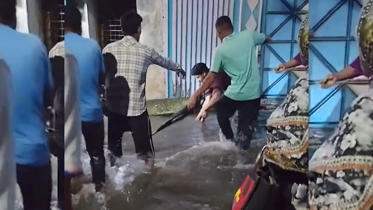 কুমিল্লায় মায়ের হাত ফসকে জলাবদ্ধ ড্রেনে পড়ে শিশুর করুণ মৃত্যু