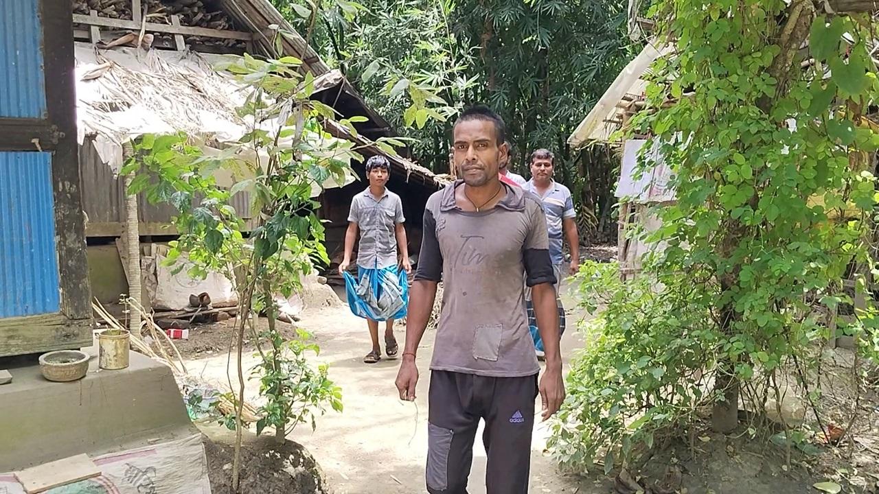 ব্যর্থ প্রেমের কষ্টে ১৫ বছর জঙ্গলে একাকী জীবন, গড়েছেন ছোট্ট রাজ্য - Chief TV