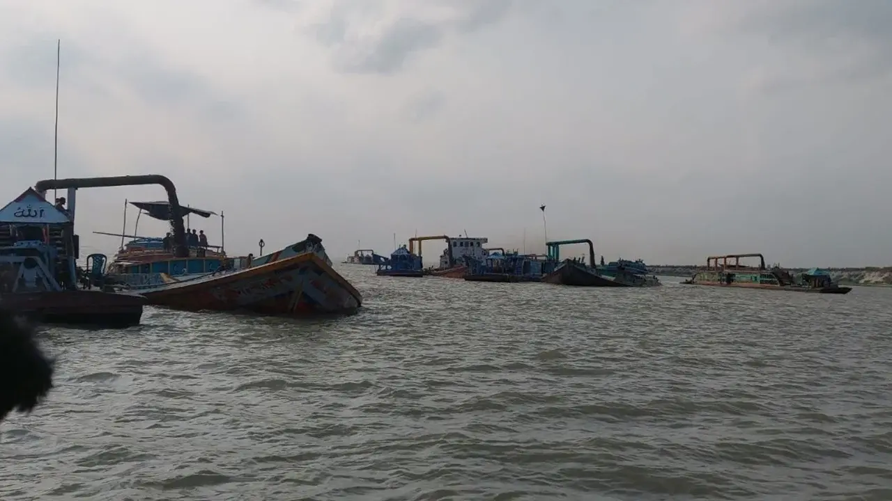 পদ্মায় ৫০ ড্রেজারে বালু উত্তোলনের অভিযোগ বিএনপি নেতার বিরুদ্ধে - chief tv