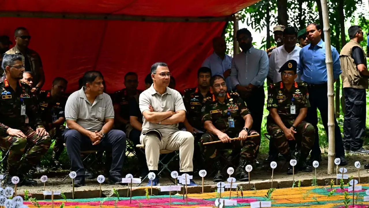 সেনাবাহিনীর মহড়ায় আকস্মিক পরিদর্শনে প্রধানমন্ত্রী - Chief TV