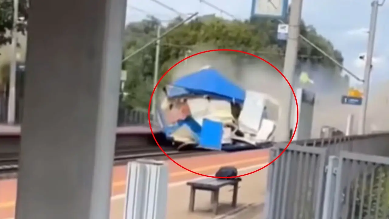 ট্রেন-ট্রাক সংঘর্ষে ট্রেনচালক হাসপাতালে, অক্ষত ট্রাকচালক ও যাত্রীরা - Chief TV