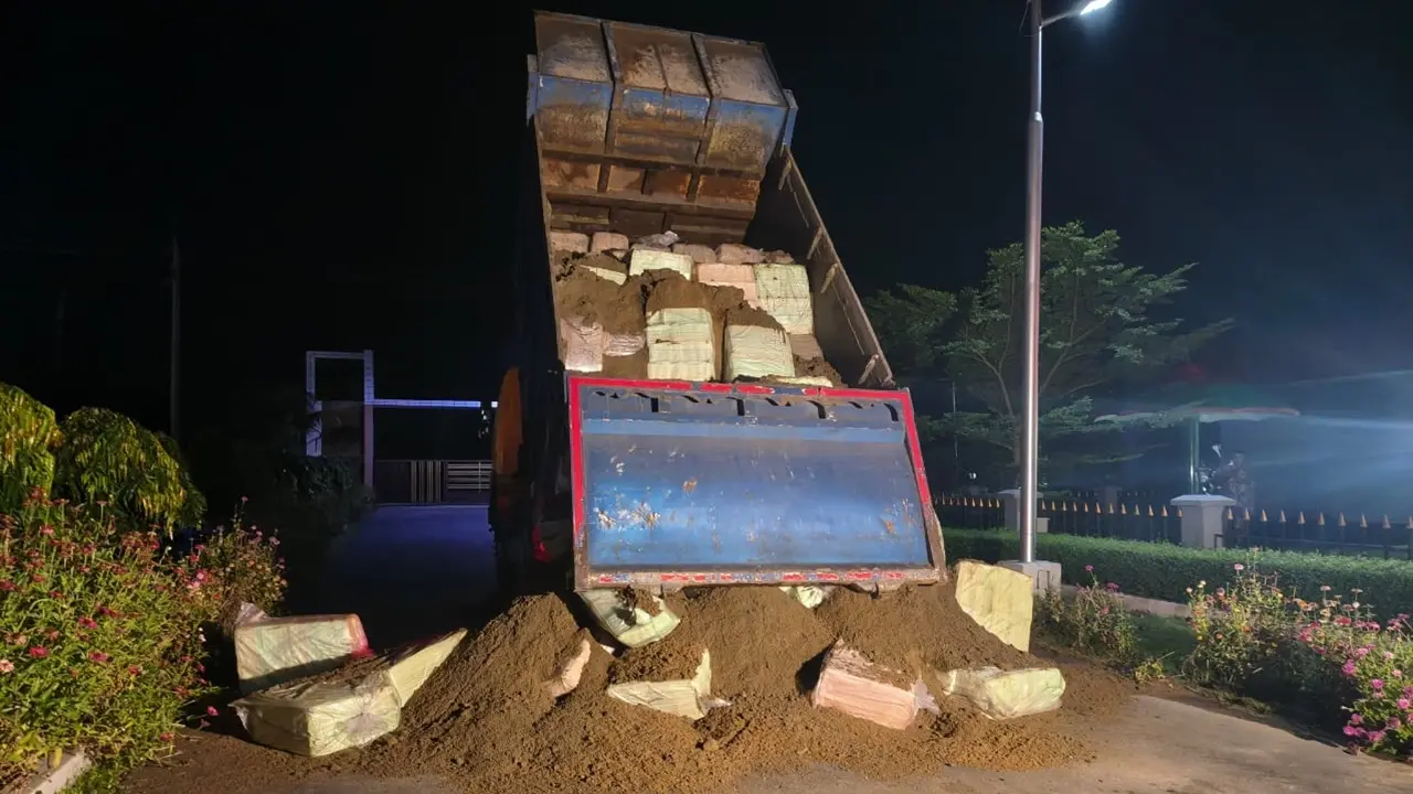 বালির নিচে লুকানো কোটি টাকার ভারতীয় শাড়ি-কসমেটিকস, মদ-গাঁজা জব্দ - Chief TV