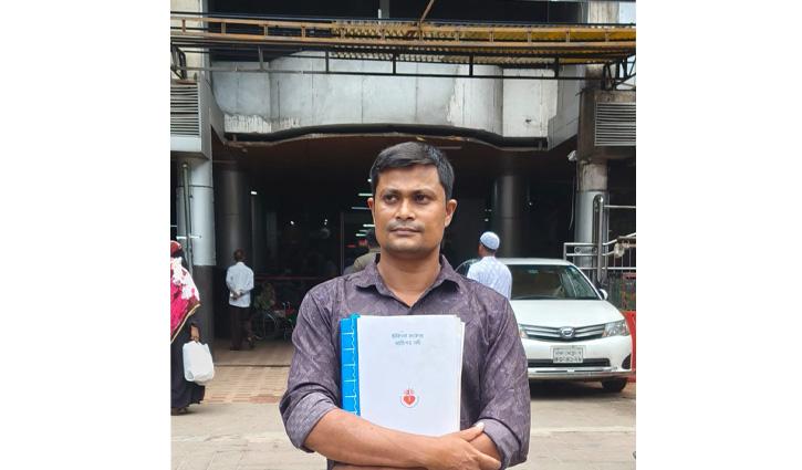 গাইবান্ধার ফ্যামিলি কার্ড নিয়ে বিক্ষোভ, সাংবাদিকের ওপর হামলার অভিযোগ - Chief TV