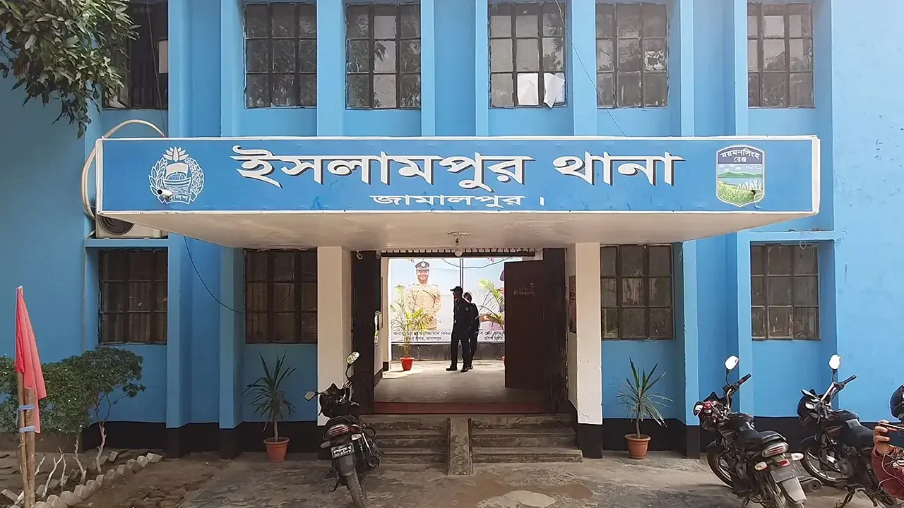 ইসলামপুরে পুকুরপাড়ের ঝোপ থেকে লাগেজবন্দি অর্ধগলিত লাশ উদ্ধার - Chief TV