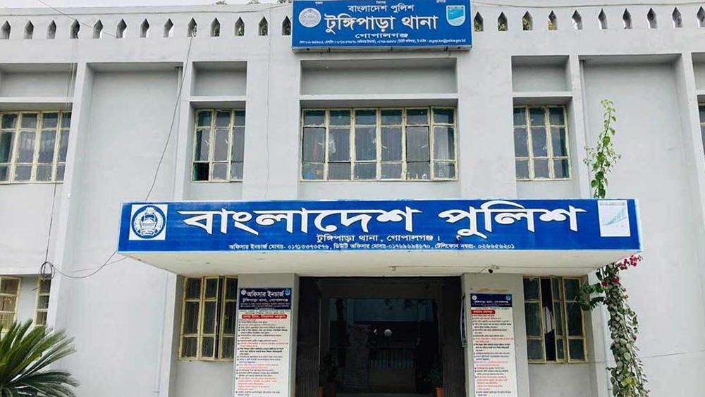 খেলা নিয়ে বিরোধে ছাত্রকে হাতুড়িপেটা - Chief TV