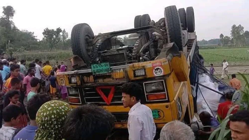 লালমনিরহাটে নিজ জমিতে ট্রাকচাপায় কৃষক নি'হত, চালক-হেলপার আটক - Chief TV
