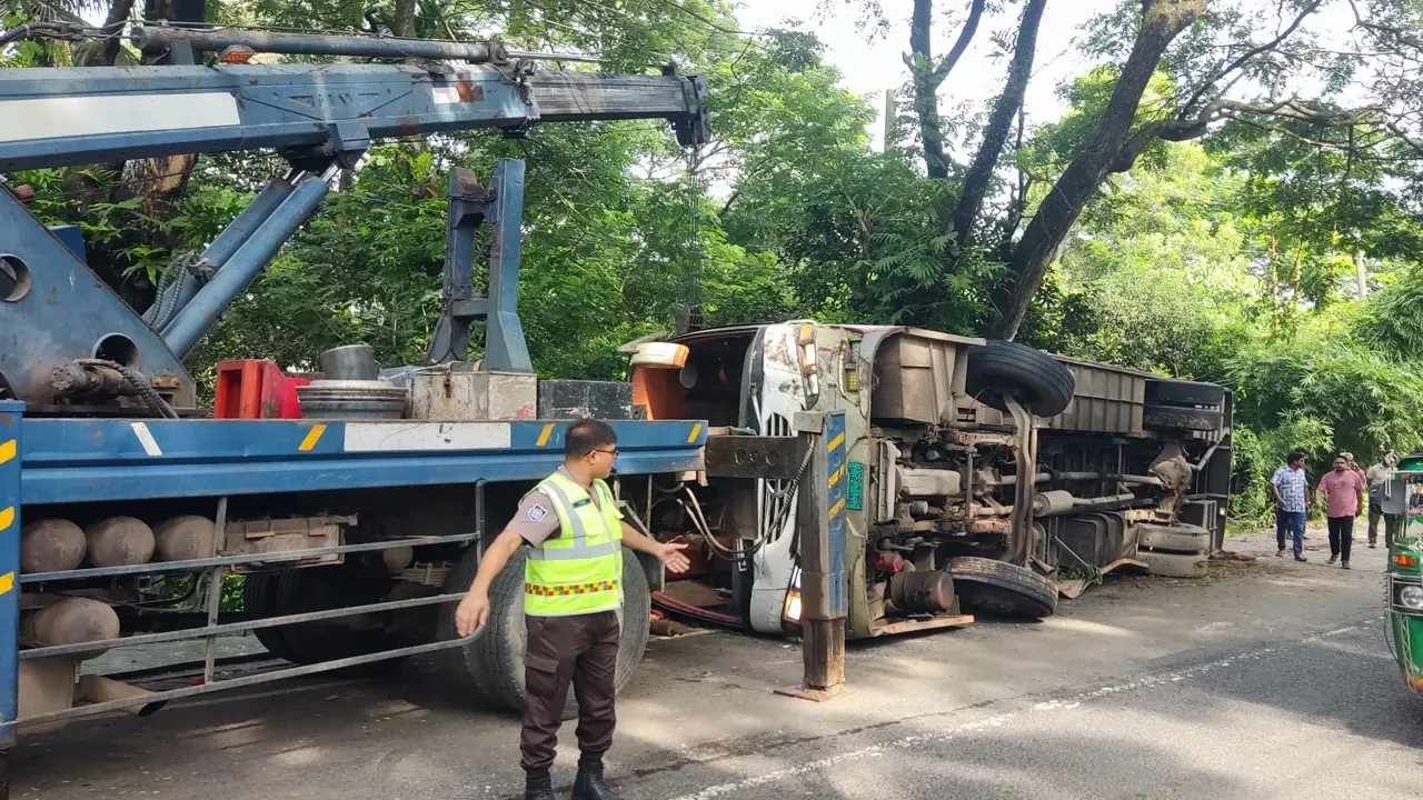 চট্টগ্রামের লোহাগাড়ায় যাত্রীবাহী বাস গাছের সঙ্গে ধাক্কা, বগুড়ার  ১০ জন আহত - chief tv