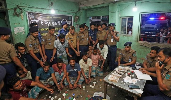 জুয়া খেলার আসরে পুলিশের অভিযান, ১০ জুয়াড়ি আটক - Chief TV