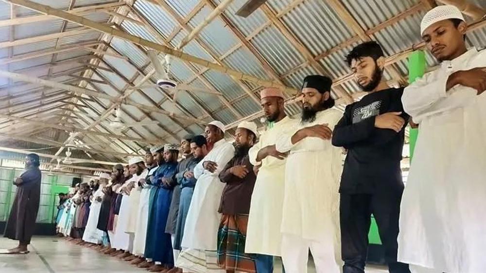 নীলফামারীর জলঢাকায় সৌদি আরবের সঙ্গে মিল রেখে এক গ্রামে পবিত্র ঈদ উল আজহার নামাজ অনুষ্ঠিত হয়েছে - Chief TV