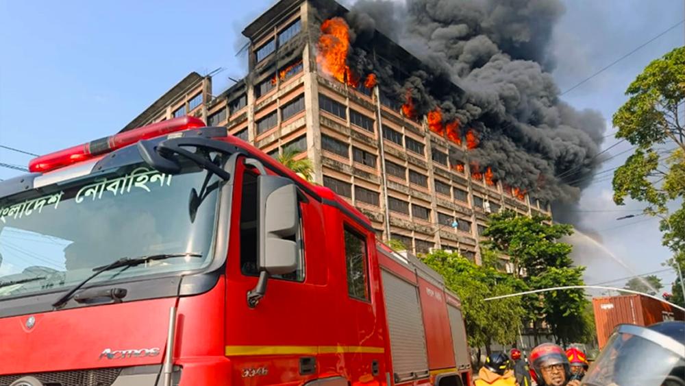 চট্টগ্রাম ইপিজেডে পোশাক কারখানায় ভয়াবহ আগুন, নিয়ন্ত্রণে ৪ ইউনিট - Chief TV