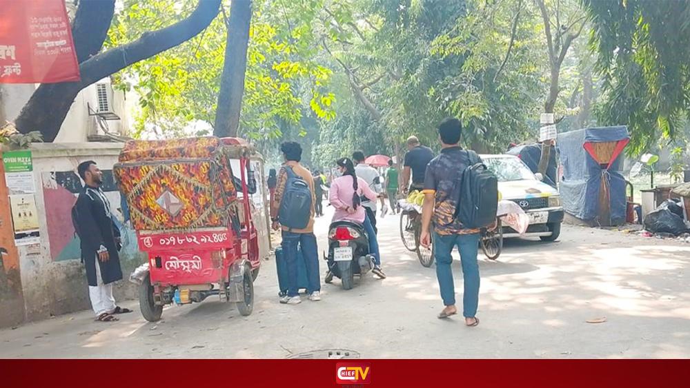 ঢাবি বন্ধের সিদ্ধান্তে হল ছাড়তে শুরু করেছেন শিক্ষার্থীরা - Chief TV