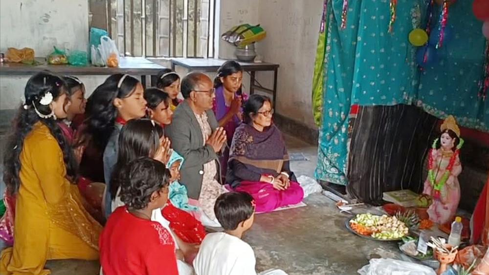 কাউনিয়া দ্বিমুখী  উচ্চ বালিকা বিদ্যালয়ে সরস্বতী পূজা উদযাপন - Chief TV