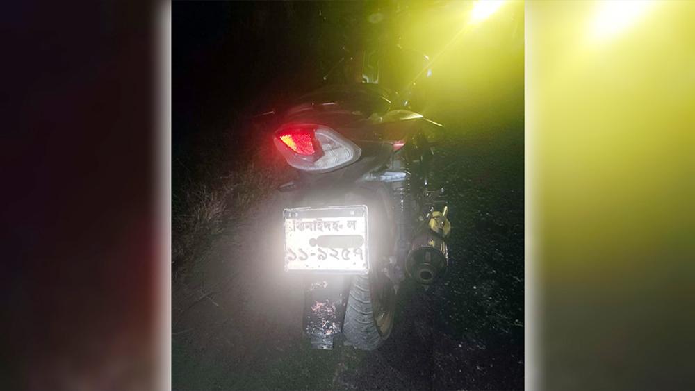 মাথায় হেলমেট ছিল না, গাড়িচাপায় দুই ভাইসহ নিহত ৩ - Chief TV