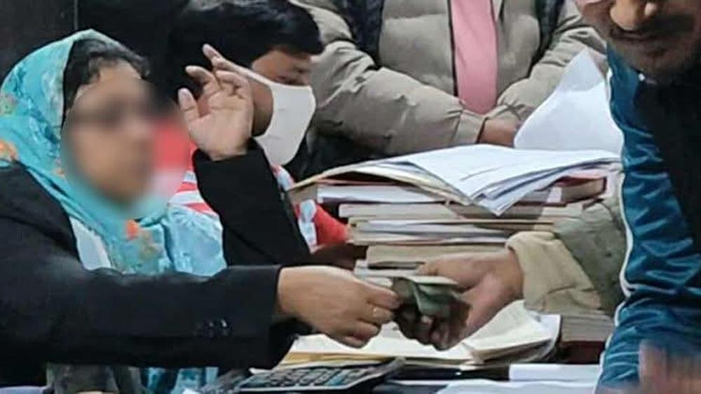 নওগাঁর নিয়ামতপুরে সাব-রেজিস্ট্রি অফিসে এক নারী কর্মচারীর ঘুষ নেওয়ার ভিডিও ভাইরাল! - Chief TV