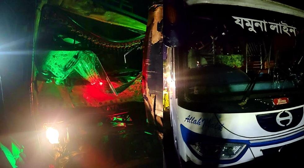 দুর্ঘটনাকবলিত বাস থেকে নেমে দাঁড়িয়ে থাকা যাত্রীদের ট্রাকচাপা- Chief TV