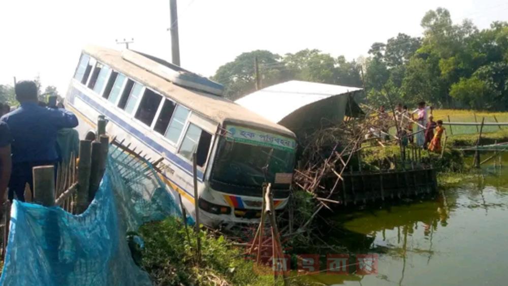 শেরপুর থেকে ঝিনাইগাতী গামী লোকাল বাস দুর্ঘটনার স্বীকার - Chief TV