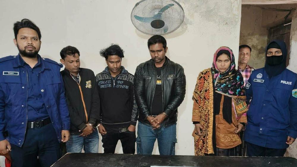নওগাঁয় পুলিশের বিশেষ অভিযানে ইয়াবা ও নারীসহ চারজন আটক - Chief TV