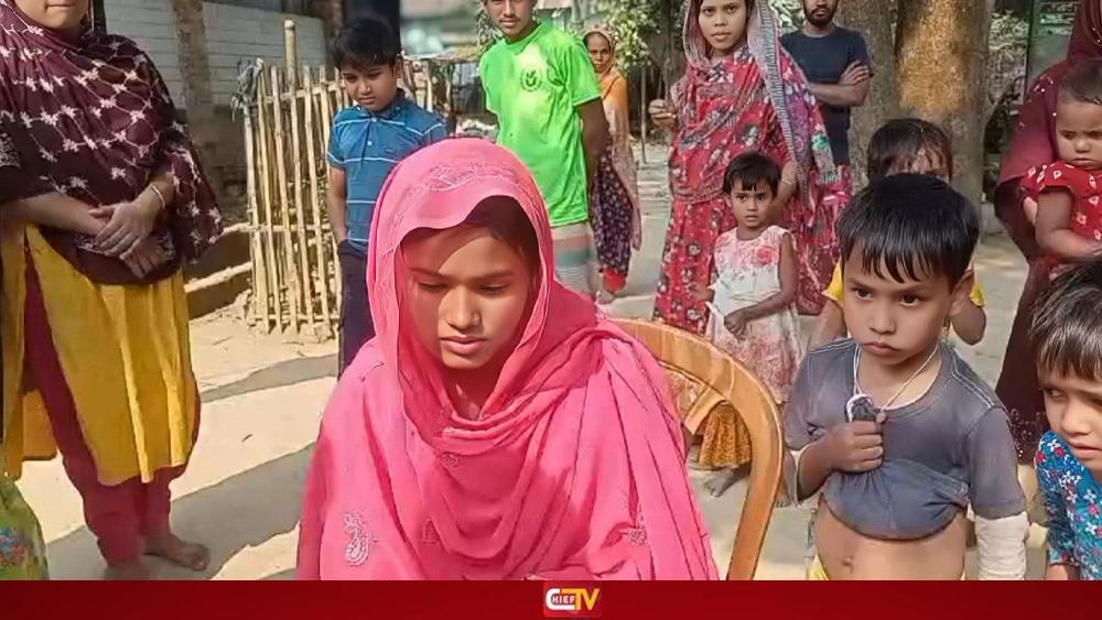 প্রেমিকের বাড়ির সামনে প্রেমিকার অনশন - Chief TV