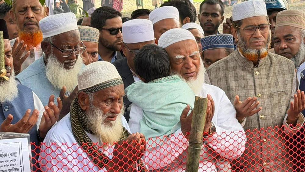 রেজাউল করিমের কবর জিয়ারতের সময় অঝোরে কাঁদলেন জামায়াত আমির - Chief TV