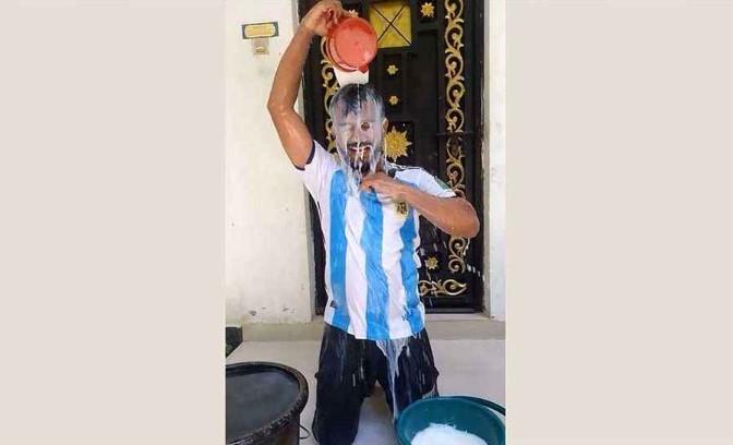 ১০ লিটার দুধ দিয়ে গোসল করে আর্জেন্টিনা ছাড়লেন সমর্থক রবিন - Chief TV