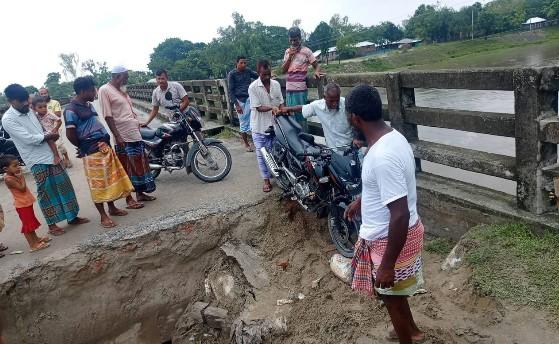 ভারি বৃষ্টিতে সেতুর সংযোগ সড়কে ধস, হাজার মানুষের দূর্ভোগ - Chief TV