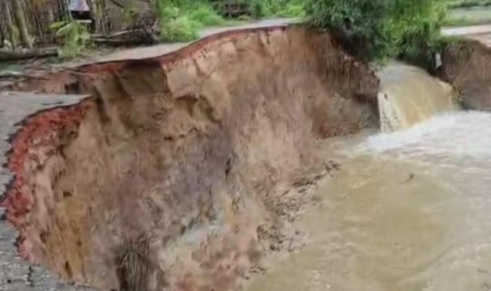 পাহাড়ি ঢলে ছড়ার গর্ভে বিলীন নালকাটা-শুকনাছড়ি সড়ক - Chief TV