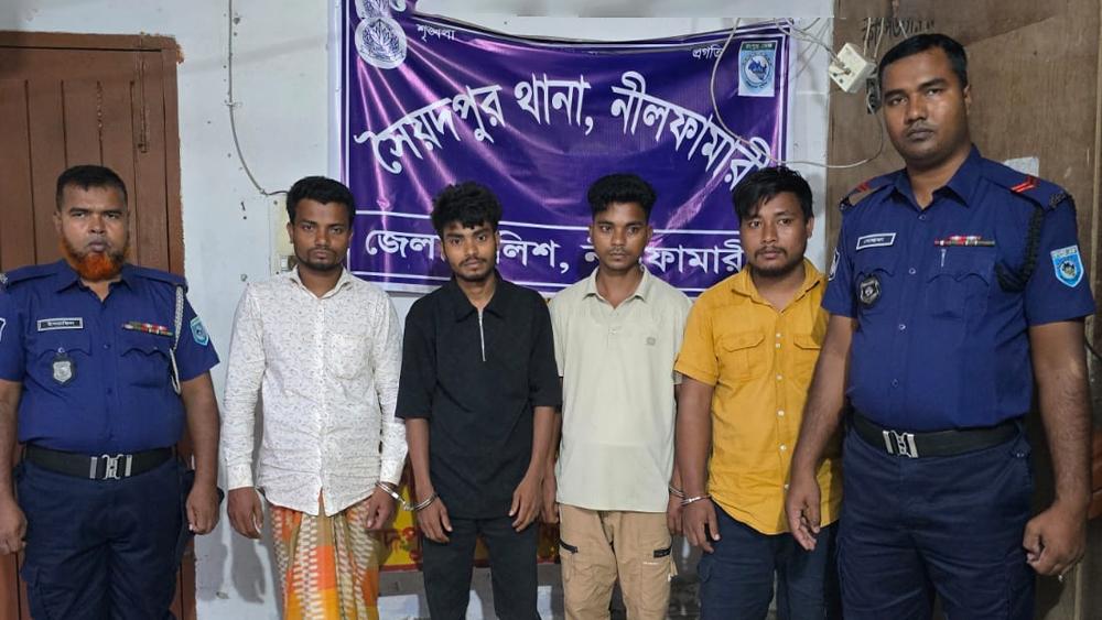 সৈয়দপুরে র‌্যাবের হাতে ৩ ভাই সহ ৪ অনলাইন জুয়ারী আটক - Chief TV