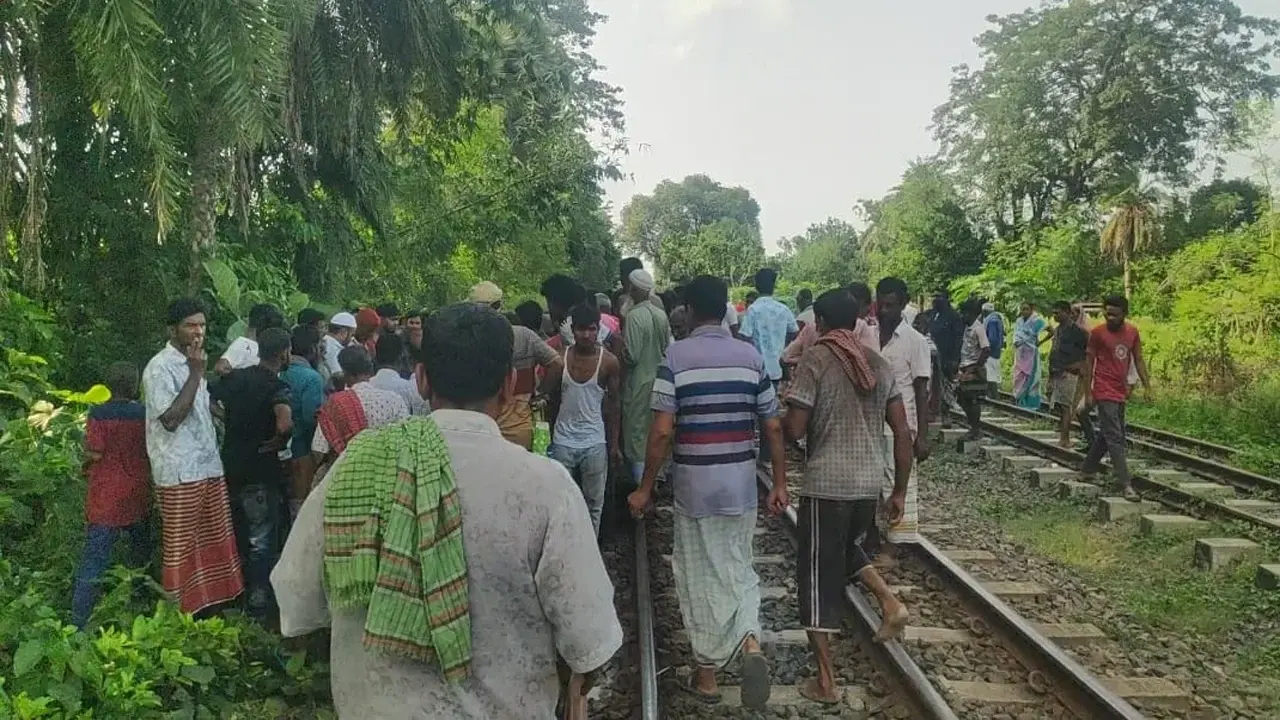 নাটোরে রেললাইনে কথা বলার সময় ট্রেনে কাটা পড়ে মৃত্যু - Chief TV