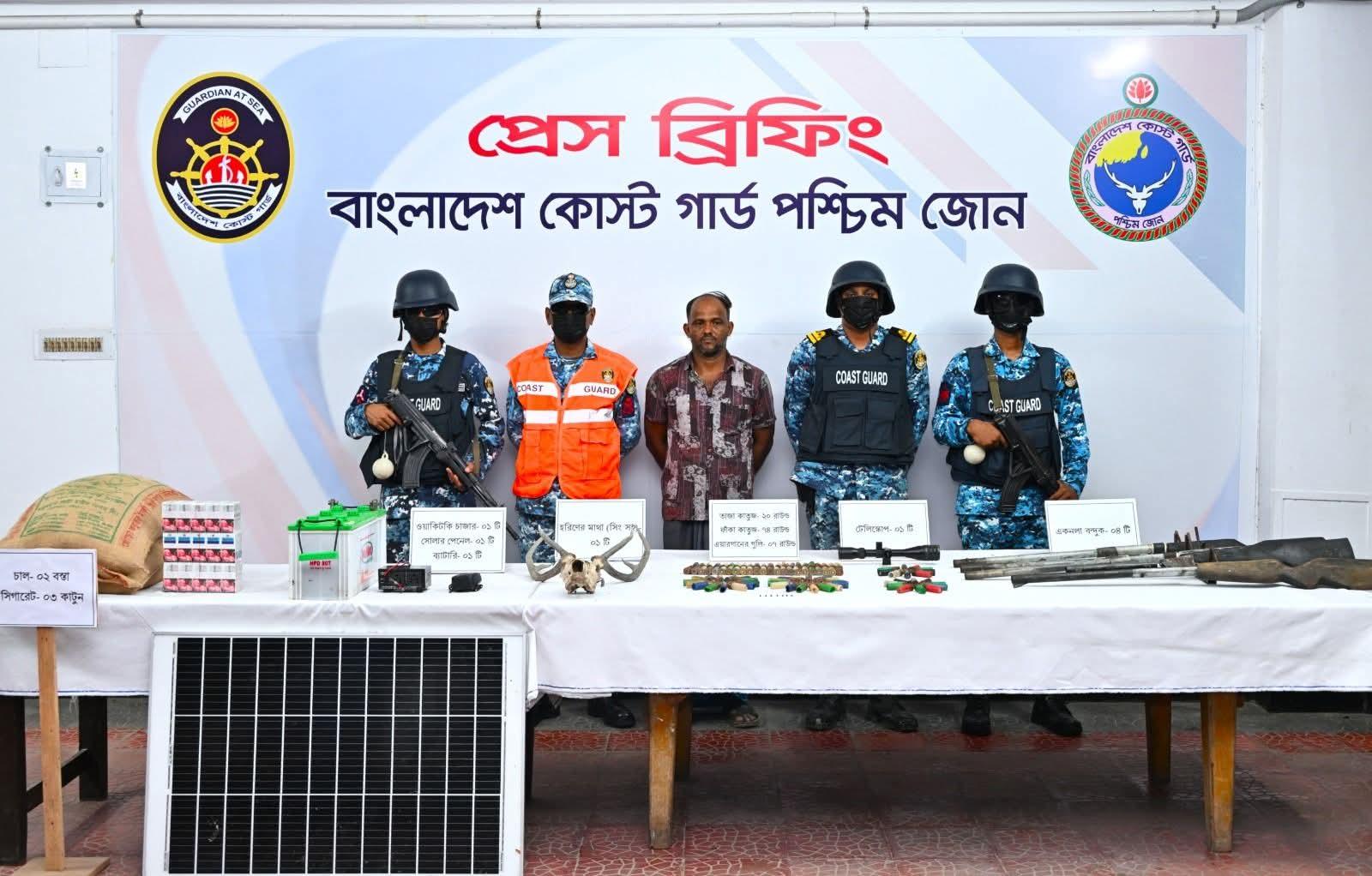 সুন্দরবনে কোস্ট গার্ডের সফল অভিযান: অস্ত্র ও গুলিসহ আটক কুখ্যাত বনদস্যু বাহিনীর সদস্য - Chief TV