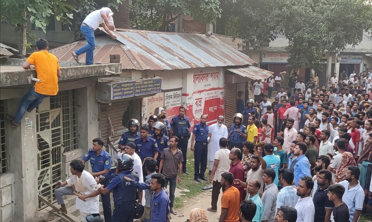 গাইবান্ধায় কলেজছাত্র হত্যা: অভিযুক্তের বাড়িতে আগুন ও লুটপাট - Chief TV