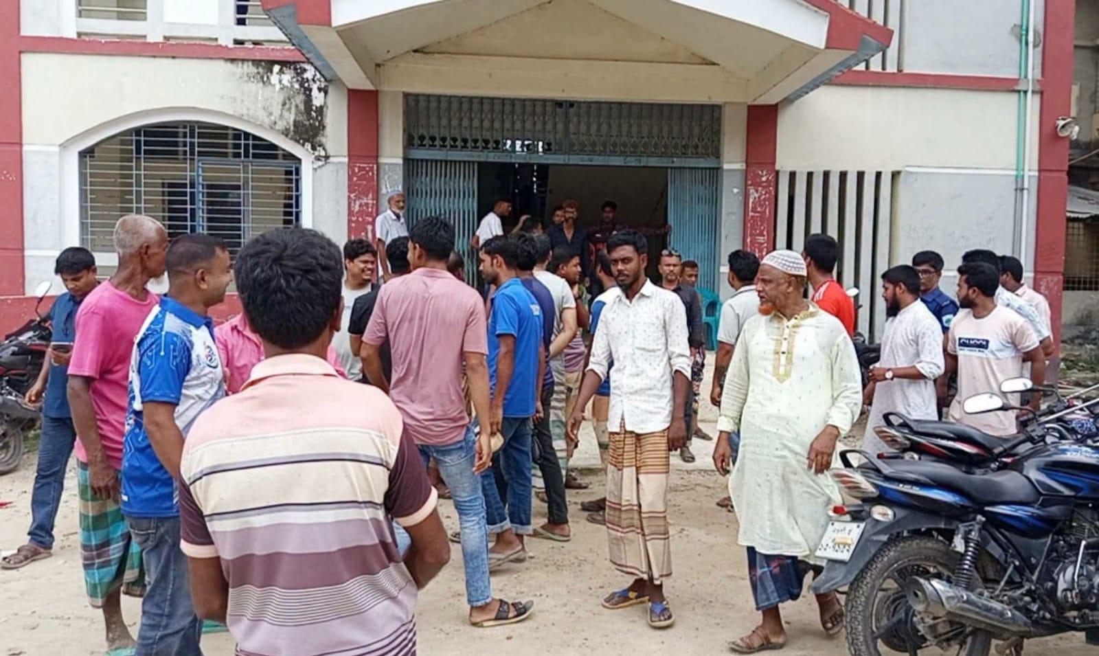 নওগাঁর মান্দায় নারী শিক্ষককে কুপ্রস্তাব ও হেনস্তার অভিযোগ সহকারী শিক্ষক জিয়ার বিরুদ্ধে - Chief TV